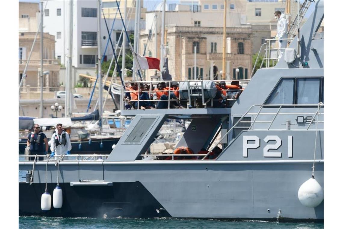 Sea-Eye rettet wieder: 44 Migranten von Holzboot aufgenommen Gerettete Migranten sitzen auf dem Deck eines Patrouillenboot der maltesischen Streitkräfte. Foto: Jonathan Borg/XinHua