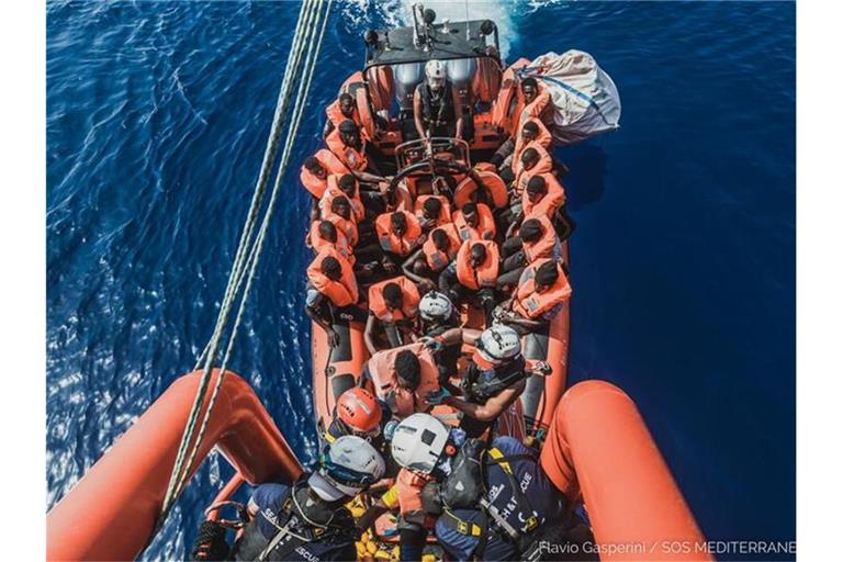 Gerettete Migranten sitzen in einem Schlauchboot der Rettungsorganisation "Ocean Viking" (Archivbild). Foto: Flavio Gasperini/SOS Mediterranee/dpa