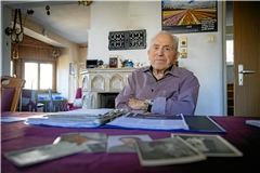 Gerhard Benzler mit einem Ordner voller Erinnerungen. Er wohnt noch immer im eigenen Zuhause und versorgt sich selbst. Fotos: Alexander Becher