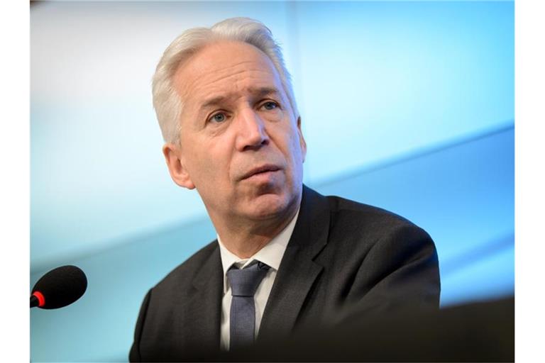Gerhard Brand, baden-württembergischer Landesvorsitzender des Verbands Bildung und Erziehung (VBE), spricht bei einer Pressekonferenz. Foto: Sina Schuldt/dpa/archiv