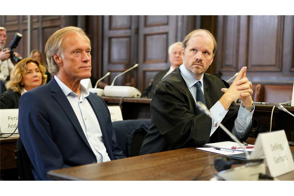 Prozess um Kindesentführung gegen Christina Block gestartet Gerhard Delling, gekleidet im dunklen Anzug ohne Krawatte, setzte sich gleich nach Betreten des Gerichtssaals neben seinen Anwalt.