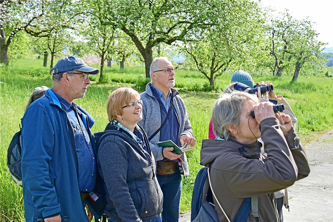 Heimischen Vögeln auf der Spur Gerhard Elser (Mitte, mit Buch) erklärt der Gruppe in der Nähe von Oberschöntal heimische Vogelarten bei der ersten vogelkundlichen Nabu-Führung in diesem Jahr. Fotos: Tobias Sellmaier