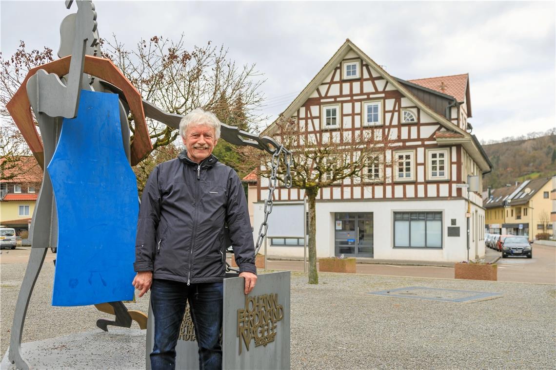 Gerhard Fritz am Denkmal von Johann Ferdinand Nägele in Murrhardt. Die Stadt hat auch den Platz nach ihrem Ehrenbürger benannt. Die Metallskulptur wurde vom direkten Nachfahren, Thomas F. Naegele, entworfen. Hinten ist Nägeles Geburtshaus zu sehen. Foto: Stefan Bossow