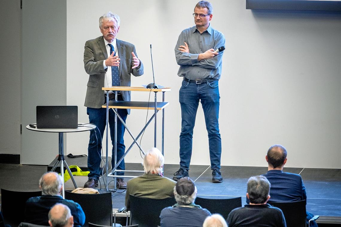 Gerhard Fritz (links) und Bernhard Trefz stellen Band 29 des neuen Backnanger Jahrbuchs im Technikforum der Öffentlichkeit vor. Foto: A. Becher