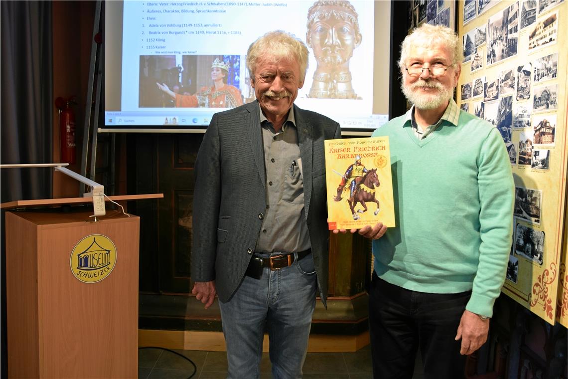 Gerhard Fritz (links) und Heinz Renz mit ihrem Werk. Renz begleitet Barbarossa in den Szenen durch dessen Leben, lässt aber auch mal Randfiguren erzählen. Foto: Elisabeth Klaper