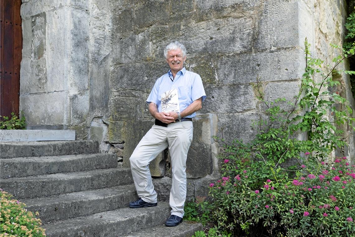 Gerhard Fritz mit dem neuen Buch am alten Gemäuer des Murrhardter Hexenturms. Foto: J. Fiedler