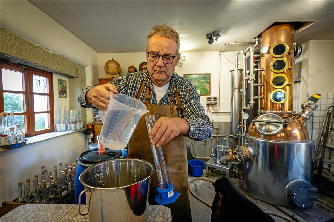 Oberschöntaler Edelbrand für höchste Ansprüche Gerhard Heller geht beim Schnapsbrennen mit Umsicht und sicherer Hand zu Werke. Fotos: Alexander Becher