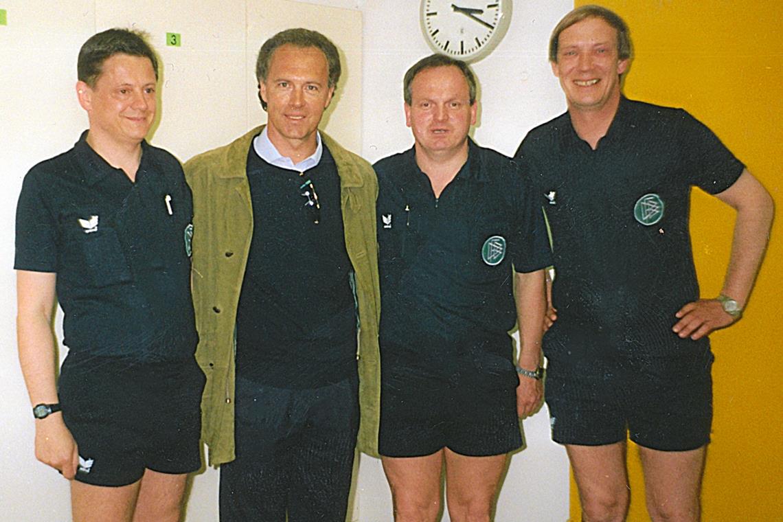 Gerhard Klaiber (links) und sein Kollege Heinz Hautzinger lernten als Assistenten von Manfred Neuner (rechts) auch die Großen des deutschen Fußballs wie hier Franz Beckenbauer kennen.