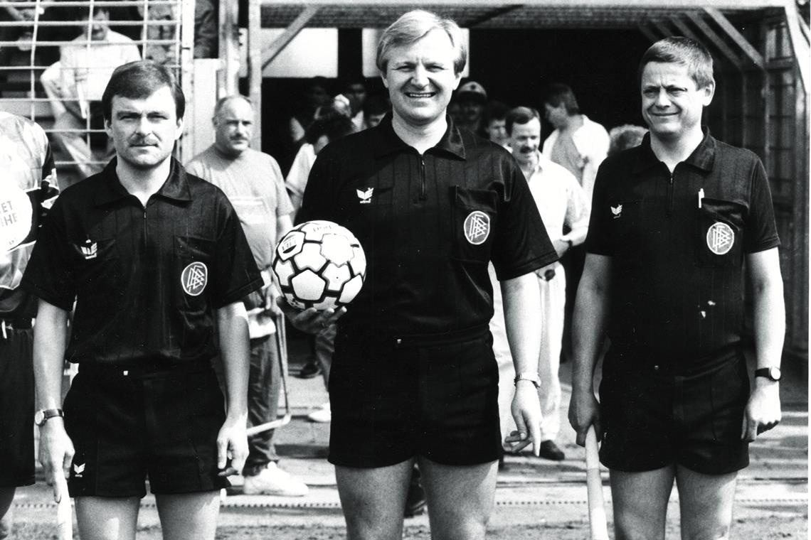 Gerhard Klaiber (rechts) beim Duell zwischen St. Pauli und Jena, seinem letzten Einsatz auf DFB-Ebene im Mai 1993, mit Referee Günther Frey (Mitte) und Hans-Joachim Lippus. Foto: Archiv
