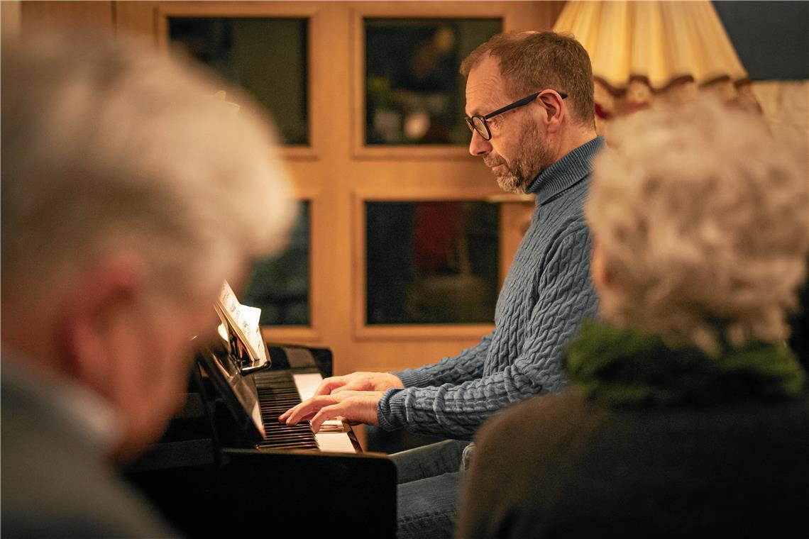Schillers „Wallenstein“ unter der Lupe Gerhard Kleesattel begleitet den Abend am Klavier. Fotos: Alexander Becher