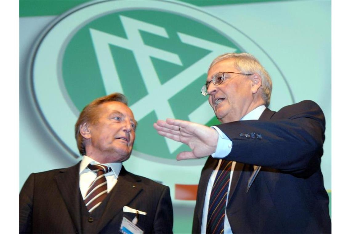 Gerhard Mayer-Vorfelder (l) und Theo Zwanziger zu Beginn des Außerordentlichen DFB-Bundestages 2005. Foto: Arne Dedert/dpa