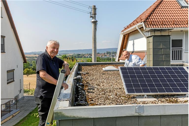 Gerhard Reh (rechts) und Gerhard Schröter, die beiden Inhaber der Unterweissacher Firma Misoka, schwärmen von den Vorteilen der Minisolaranlagen. Sie produzieren den Strom dort, wo er gebraucht wird, und brauchen keine teuren Stromautobahnen. Foto: Jörg Fiedler