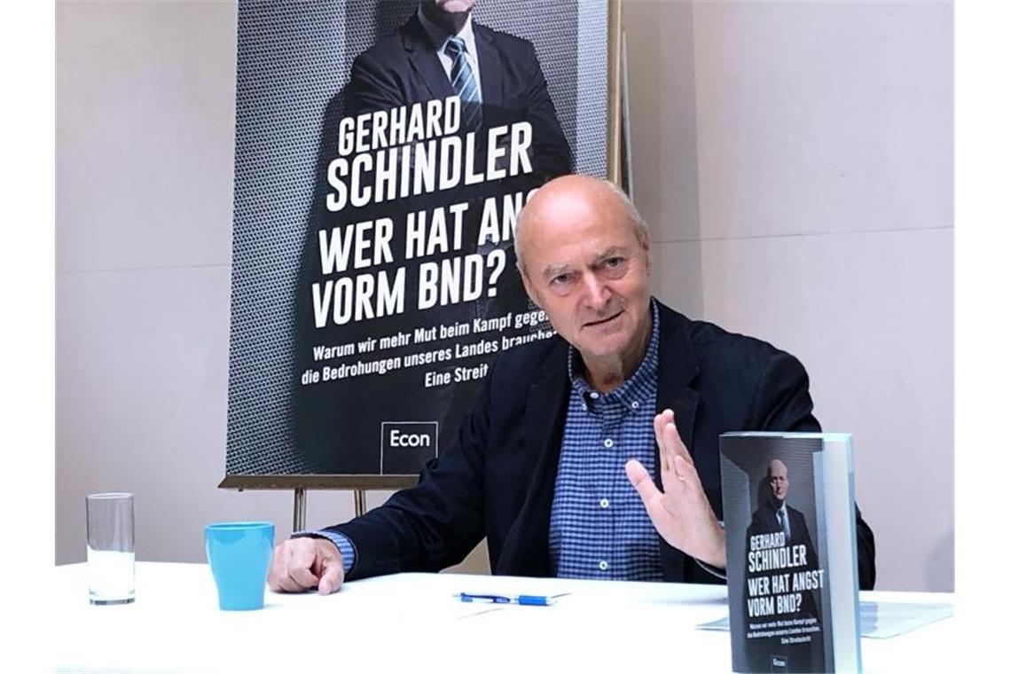 Gerhard Schindler, früherer Präsident des Bundesnachrichtendienstes, stellt sein Buch „Wer hat Angst vorm BND?“ in Berlin vor. Foto: Jörg Blank/dpa