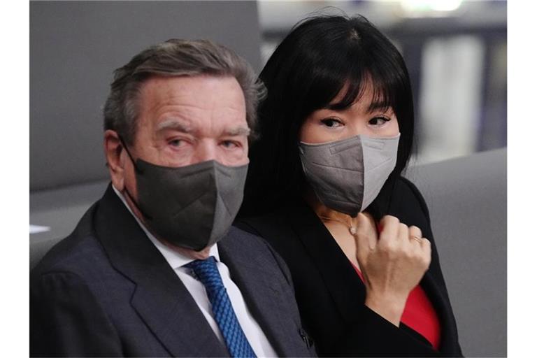 Gerhard Schröder (SPD), Bundeskanzler a.D., und seine Frau So-yeon Schröder-Kim im Bundestag. Foto: Kay Nietfeld/dpa