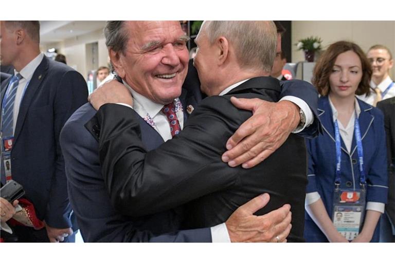 Gerhard Schröder und Wladimir Putin nach dem WM-Eröffnungsspiel Russland gegen Saudi-Arabien im Jahr 2018.