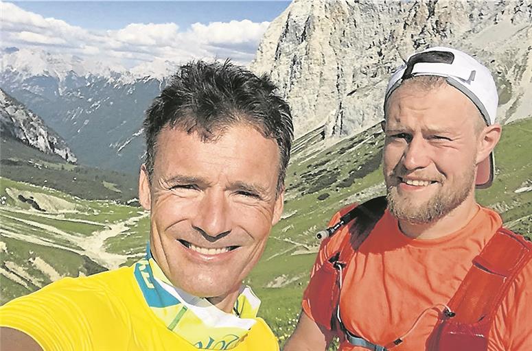 Gerhard Unger (links) und sein Schützling Felix Debler im alpinen Gelände. Die beiden beendeten das Rennen über 101 Kilometer und 5500 Höhenmeter nach 24 Stunden. Die Einschätzung vieler Experten im Vorfeld: „Für einen Laufanfänger ist das nicht zu schaffen.“ Fotos: privat