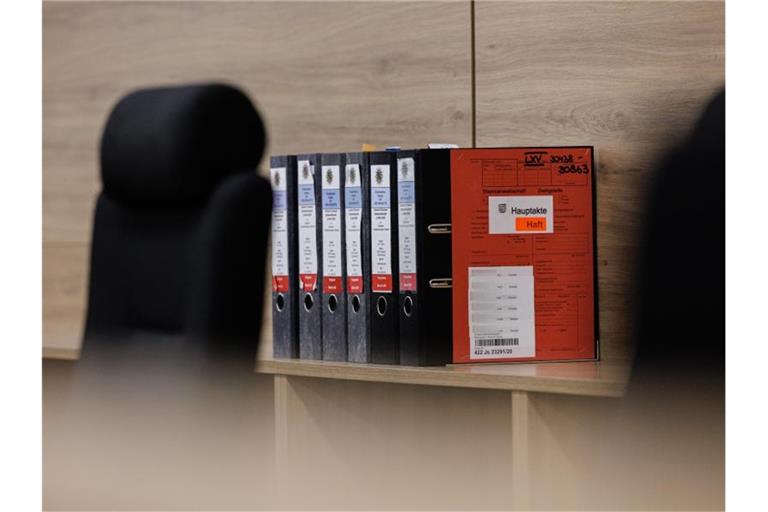 Gerichtsakten im Saal des Oberlandesgerichts Dresden: Der Prozess um den Juwelendiebstahl im Grünen Gewölbe des Dresdner Residenzschlosses hat im Januar begonnen. Foto: Jens Schlueter/AFP Pool/dpa