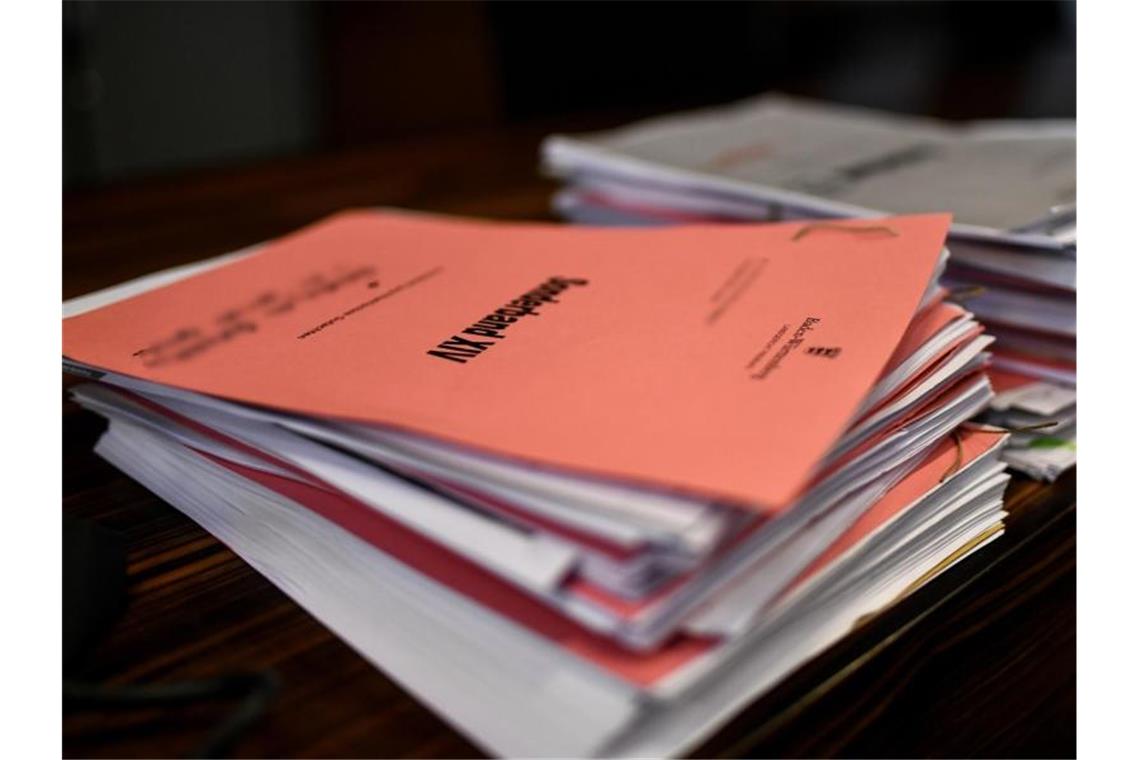 Doch Sicherungsverwahrung im Fall Staufen? Prozess startet Gerichtsakten liegen auf dem Richtertisch. Foto: Patrick Seeger/dpa/Symbolbild