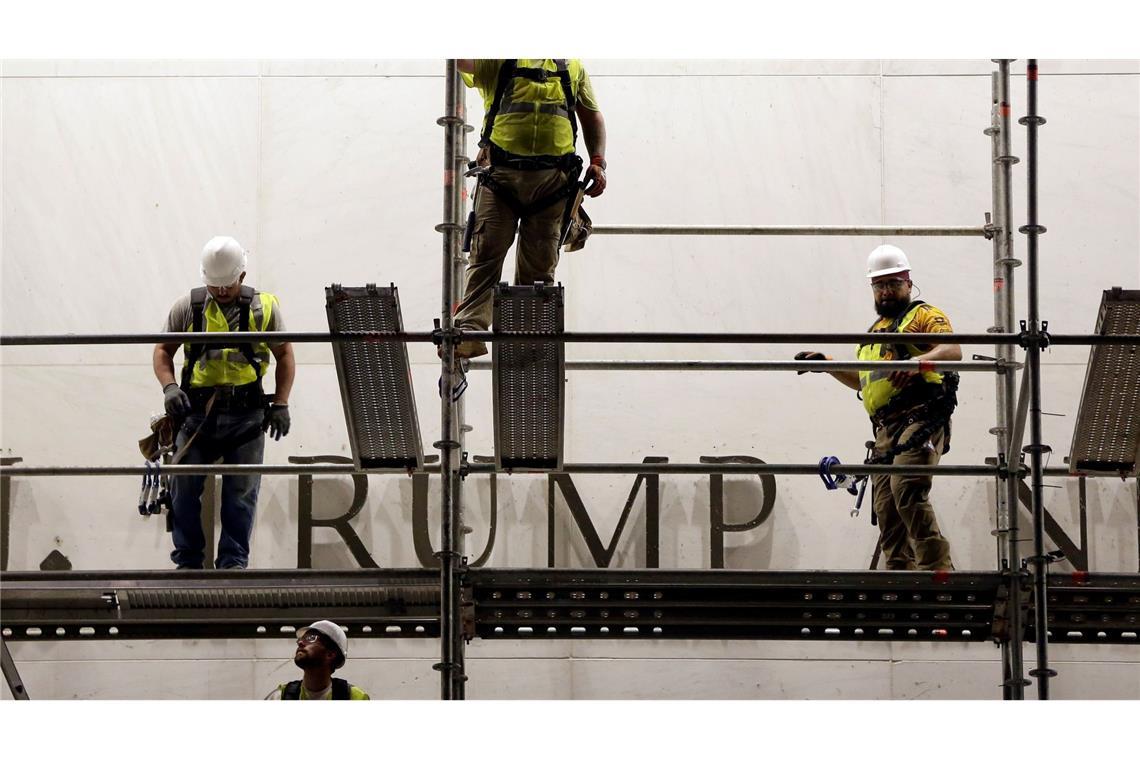 Gerichtsbeschluss: Kennedy Center muss „Trump“ vom Gebäude entfernen