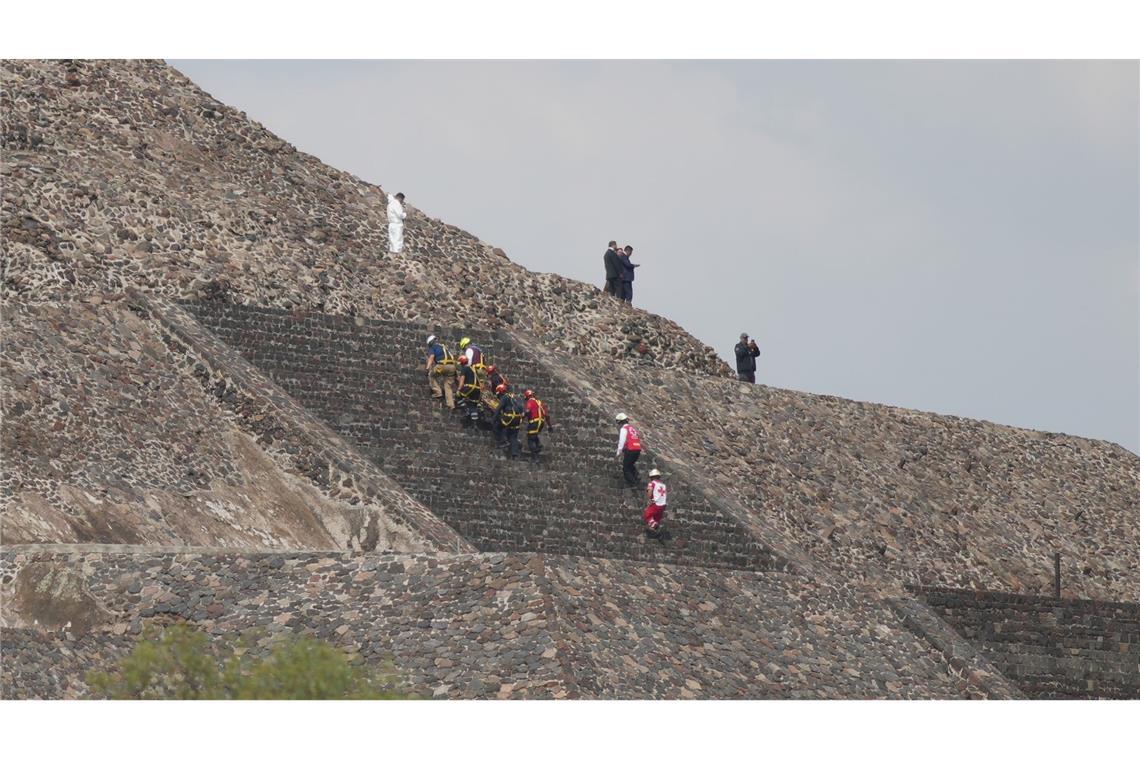 Gerichtsmediziner entfernen die Leiche eines Opfers von einer Pyramide in Mexiko, nachdem ein Bewaffneter hier das Feuer eröffnet hatte.