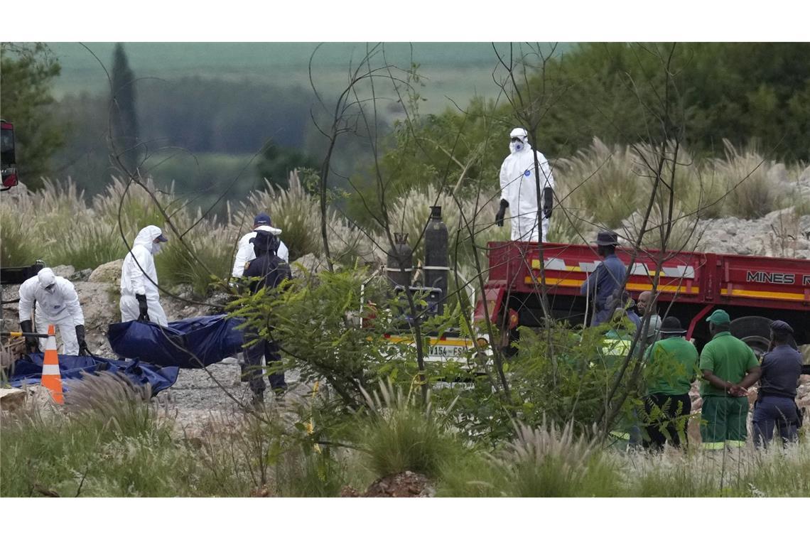 246 Bergleute lebend aus stillgelegter Mine geholt Gerichtsmediziner tragen Leichen während einer Rettungsaktion in einer verlassenen Goldmine.