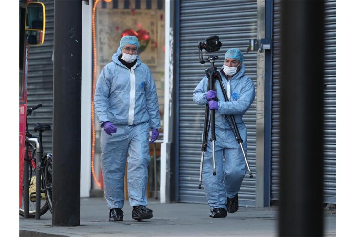 Gerichtsmediziner untersuchen am Tag nach dem Angriff den Tatort in London. Foto: Aaron Chown/PA Wire/dpa