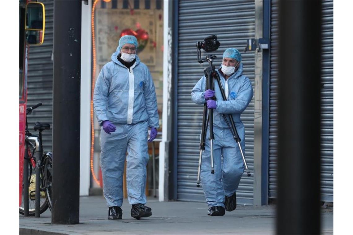 Premier Johnson: Geduld im Umgang mit Terroristen am Ende Gerichtsmediziner untersuchen am Tag nach dem Angriff den Tatort in London. Foto: Aaron Chown/PA Wire/dpa