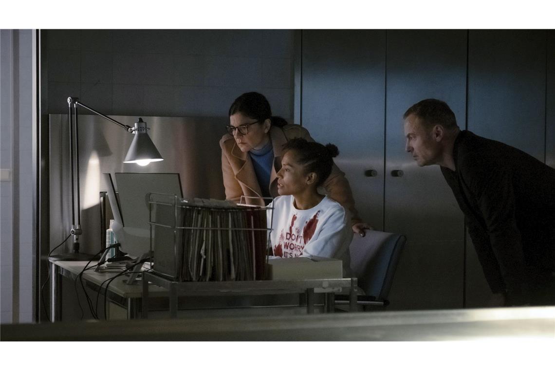 Gerichtsmedizinerin Jamila Marquez (Cynthia Micas, Mitte) weist Staatsanwältin Sara Taghavi (Jasmin Tabatabai, li.) und Kommissar Robert Karow (Mark Waschke, re.) auf die Frakturen am Kopf des Toten hin. Der Wolf als Täter ist damit aus dem Spiel. Auch stellt sich heraus, dass Bissspuren post mortem entstanden sind.