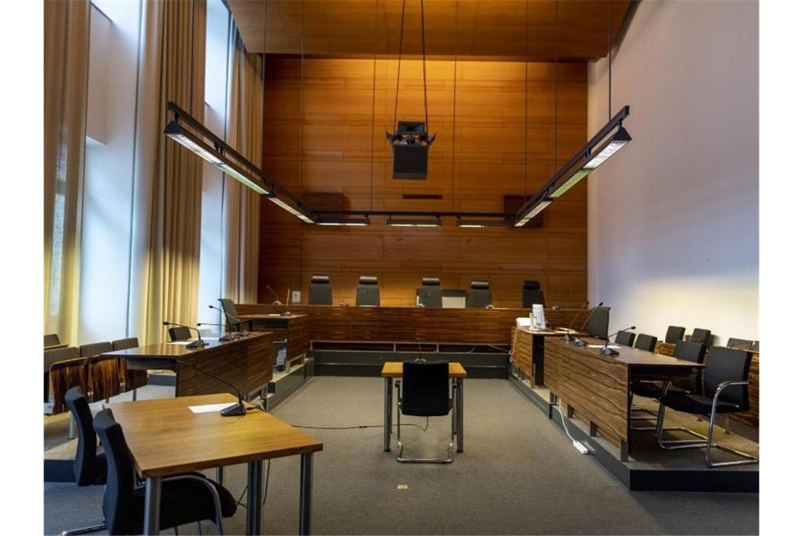 Gerichtssaal im Freiburger Landgericht. Nach der mutmaßlichen Gruppenvergewaltigung einer 18-Jährigen hat der Prozess gegen elf Männer begonnen. Foto: Patrick Seeger