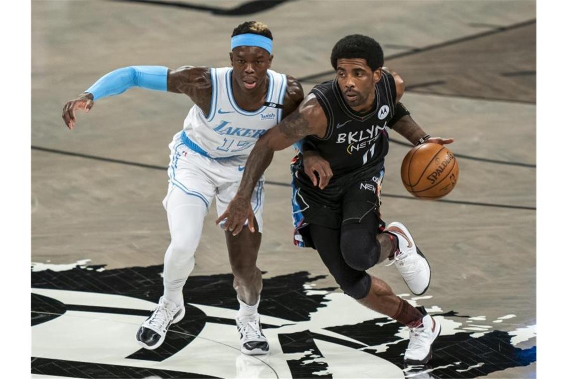 Schröder beim Lakers-Sieg im Mittelpunkt Gerieten beim Lakers-Sieg gegen die Nets nicht nur sportlich aneinander: Dennis Schroeder (l) und Kyrie Irving. Foto: Corey Sipkin/AP/dpa