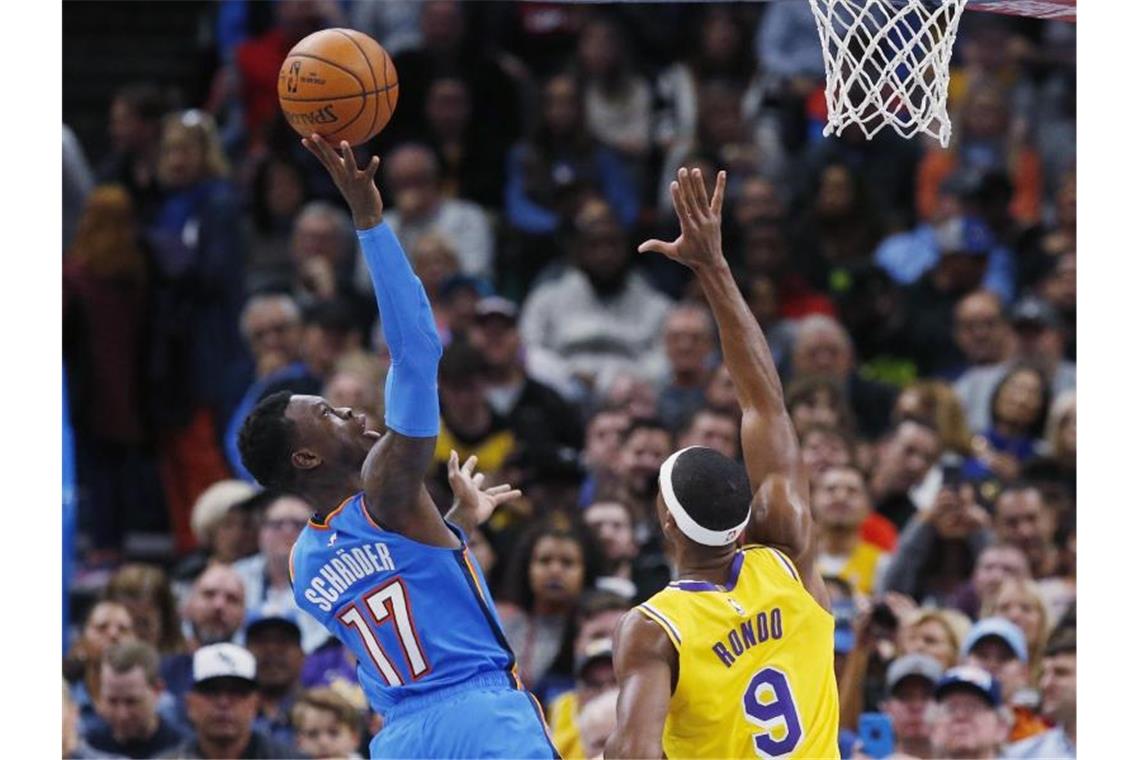 Nach Foul an Schröder: Hohe Strafe für Lakers-Profi Rondo Gerieten nicht nur sportlich aneinander: Dennis Schröder (l) und Rajon Rondo. Foto: Sue Ogrocki/AP/dpa
