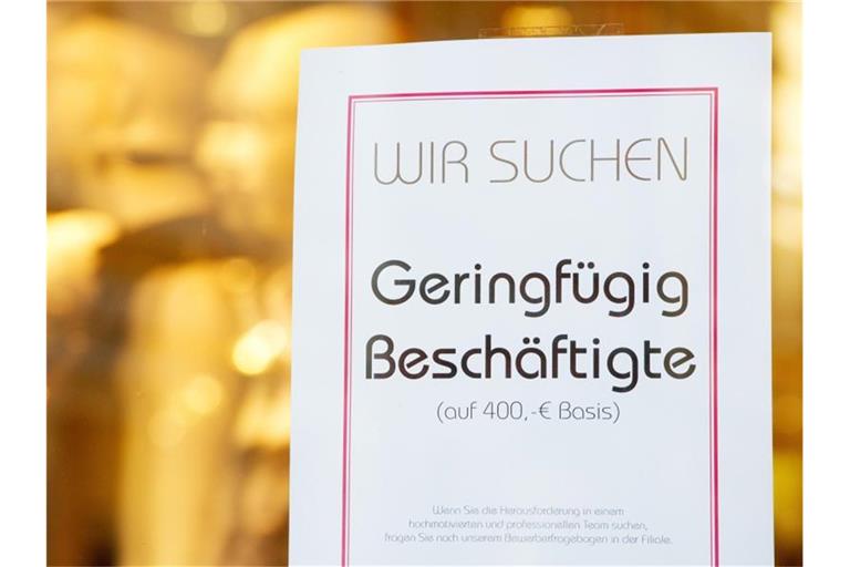 Geringfügig Beschäftigte gesucht: Eine Stellenanzeige für einen Minijob auf 400 Euro Basis klebt im Schaufenster eines Textilgeschäfts. Foto: Stefan Sauer/zb/dpa