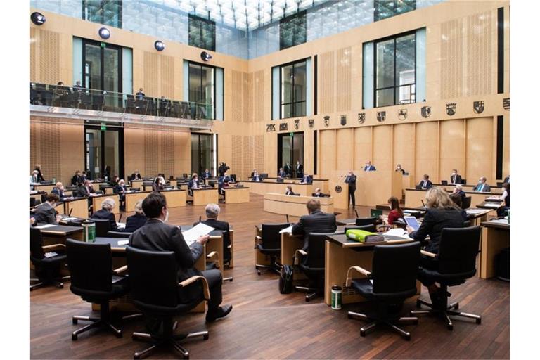Geringverdiener, Familien mit Kindern und Unternehmen sollen in der Corona-Pandemie weitere Hilfen erhalten. Der Bundesrat stimmte in seiner 1001. Sitzung entsprechenden Gesetzespaketen zu, um die Folgen der Pandemie abzufedern. Foto: Bernd von Jutrczenka/dpa