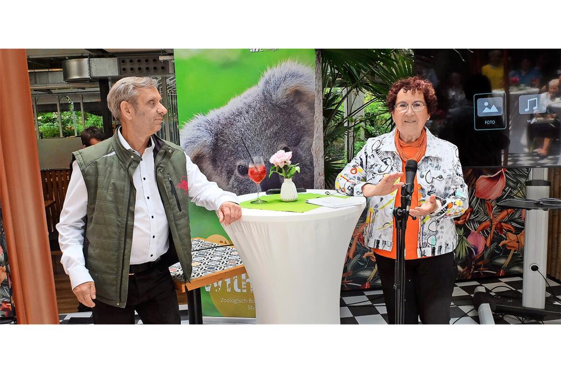 Gerlinde Kretschmann dankt den Sängerinnen Gerlinde Kretschmann (rechts) und Wilhelma-Direktor Thomas Kölpin beim Ehrenamtskaffee in der Wilhelma.