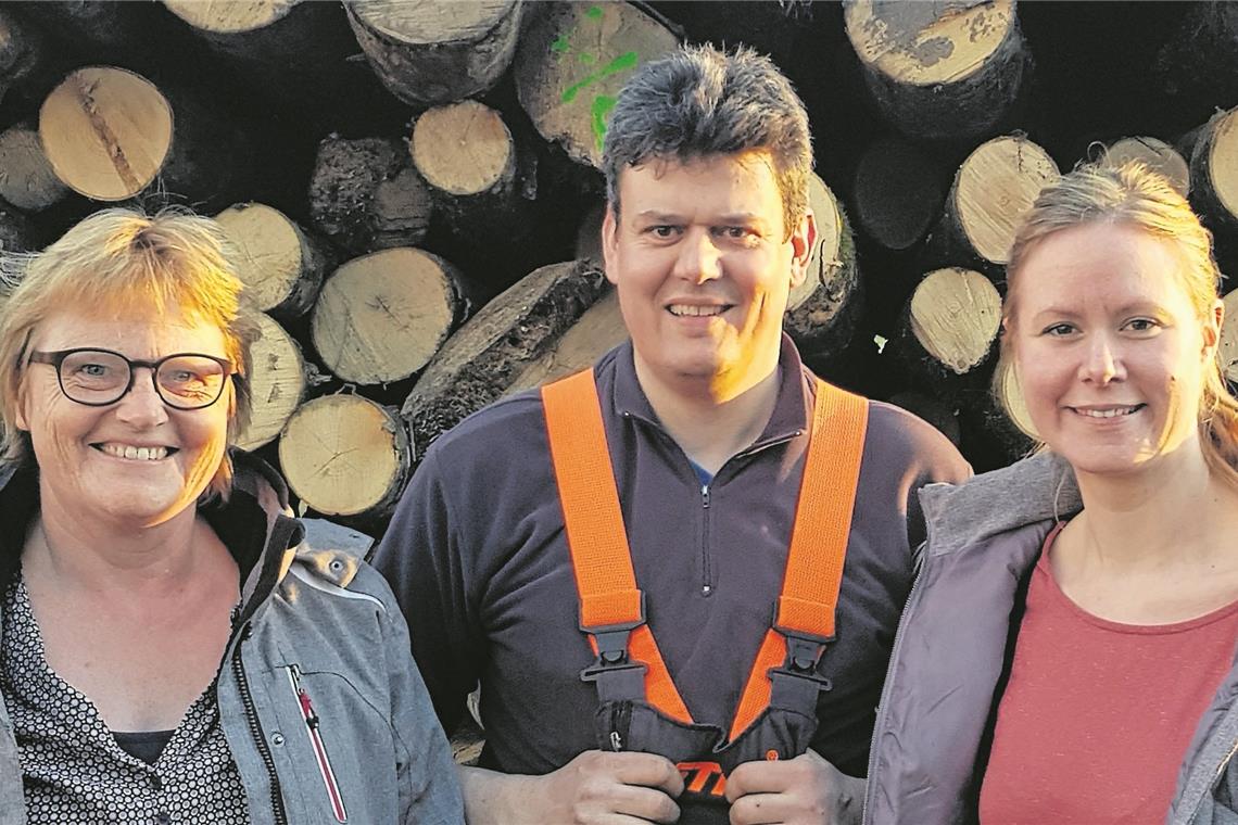 Feiern wie auf einem kleinen Volksfest Gerlinde Rötter, Sascha Boss und Sindy Horn (von links) sind nur ein Teil der Nachbarschaft, die zweimal im Jahr ein großes Nachbarschaftsfest auf die Beine stellen.