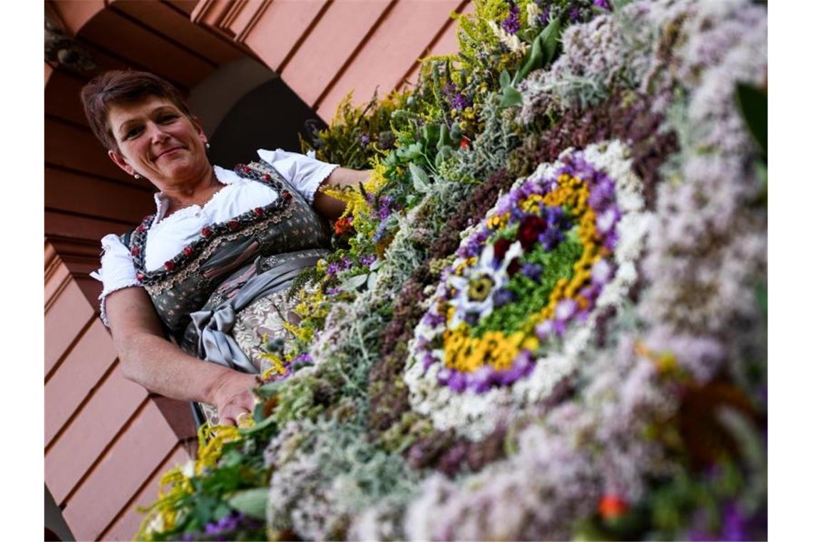 Gerlinde Schnaitter steht hinter ihrem riesigen Strauß aus Kräutern. Foto: Patrick Seeger/Archiv