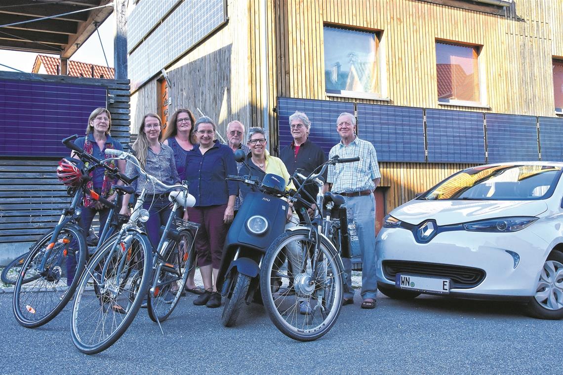 Gern mit Fahrrad, E-Roller und Elektroauto unterwegs (von links): Vorsitzende Hanne Barth und die Vorstandsmitglieder Christina Becker, Ulrike Hausladen, Astrid Fleischer, Ernst-Günter Junge, Silke Müller-Zimmermann, Volker Beck und Horst Klett am Plusenergiehaus der Familie Müller in Unterweissach. Dessen Verbrauch ist gering; Module an allen Seiten und Batteriestromspeicher helfen, mehr als den Eigenbedarf abzudecken. Fotos: T. Sellmaier