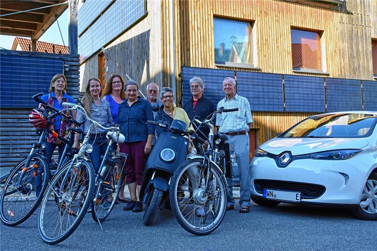 Gern mit Fahrrad, E-Roller und Elektroauto unterwegs (von links): Vorsitzende Hanne Barth und die Vorstandsmitglieder Christina Becker, Ulrike Hausladen, Astrid Fleischer, Ernst-Günter Junge, Silke Müller-Zimmermann, Volker Beck und Horst Klett. Archivfotos: Tobias Sellmaier