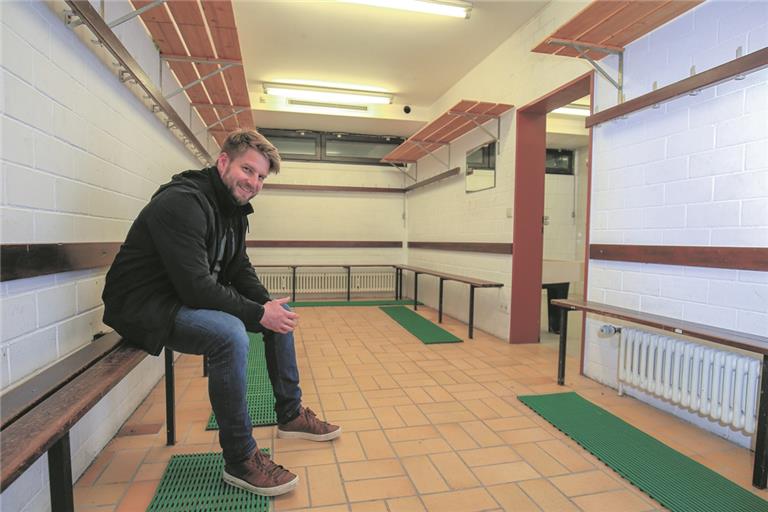 Gerne würde SGOS-Vorstand Alexander Stoppel seinen Sportlern mehr Komfort bieten. Die beiden Umkleidekabinen im Vereinsheim reichen im Trainings- und Spielbetrieb nämlich längst nicht mehr aus. Foto: A. Becher
