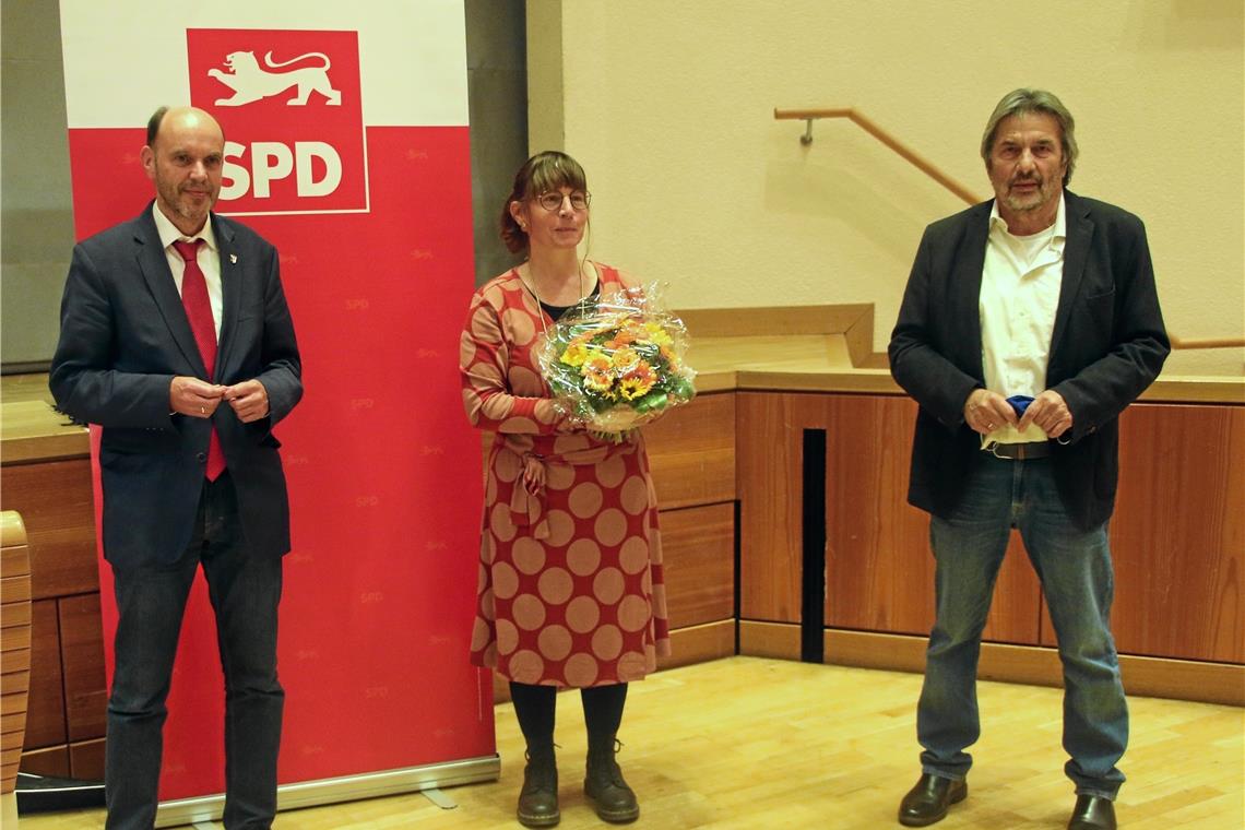 Gernot Gruber (links) und Simone Kirschbaum wurden in der Nominierungskonferenz der SPD unter der Leitung des Kreisvorsitzenden Jürgen Hestler mehrheitlich gewählt. Foto: privat