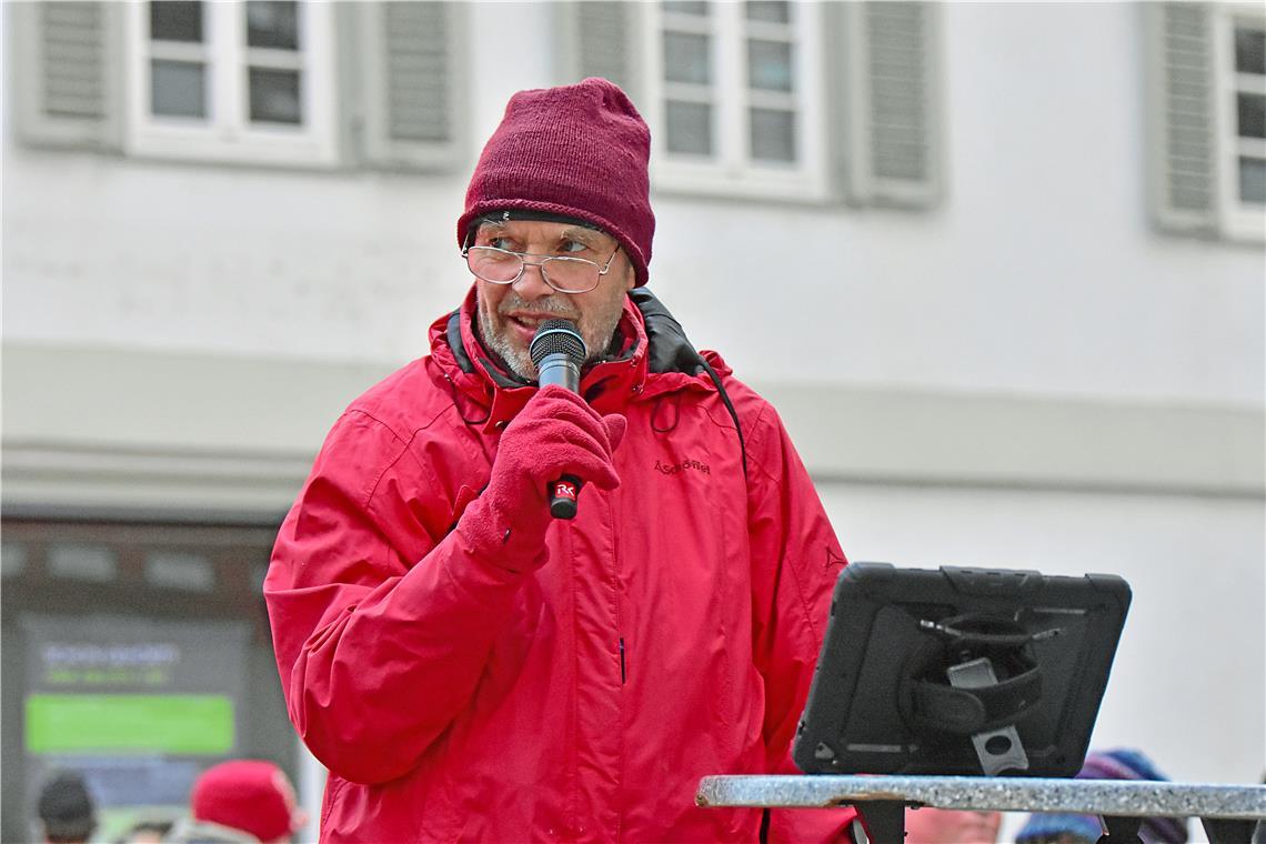 Gernot Gruber übernahm auch mal das Mikrofon und moderierte im Ziel. Silvesterla...
