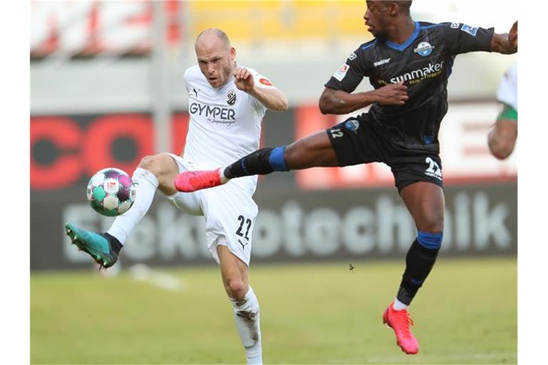 Gerrit Nauber aus Sandhausen und Paderborns Christopher Antwi-Adjej (l-r.) am Ball. Foto: Friso Gentsch/dpa