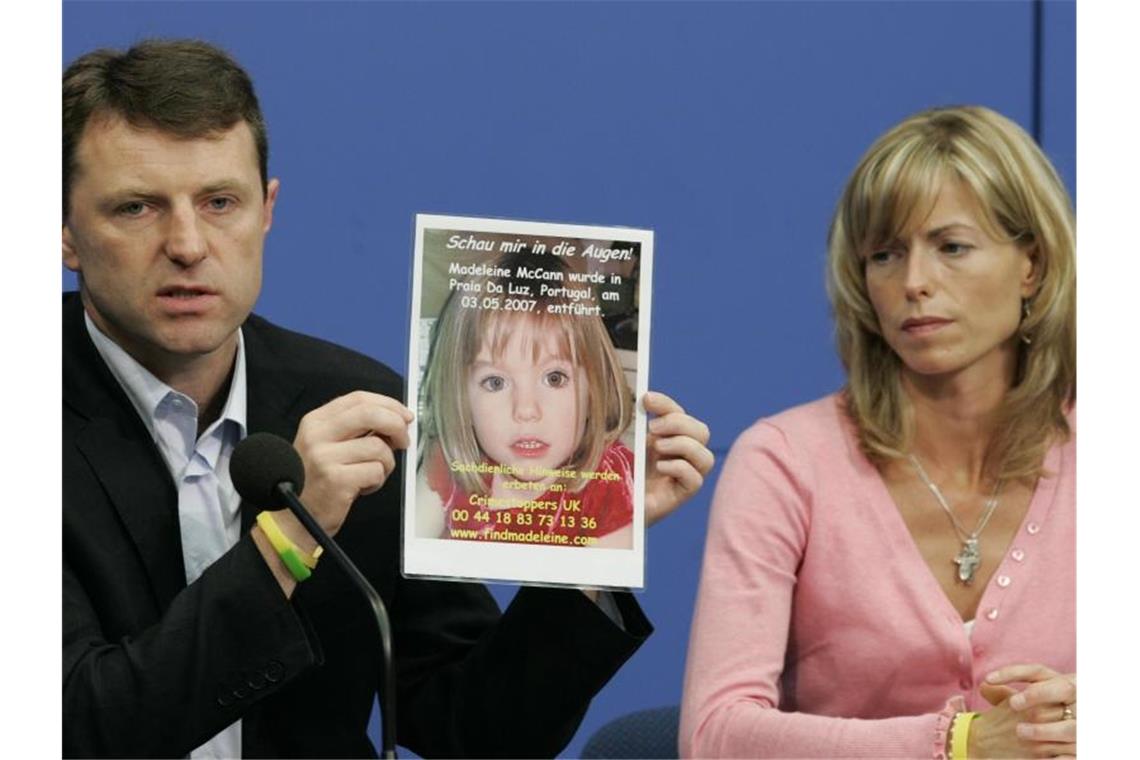 Gerry und Kate McCann zeigen während einer Pressekonferenz im Juni 2007 ein Bild ihrer verschwundenen Tochter Maddie. Foto: Soeren Stache/dpa-Zentralbild/dpa