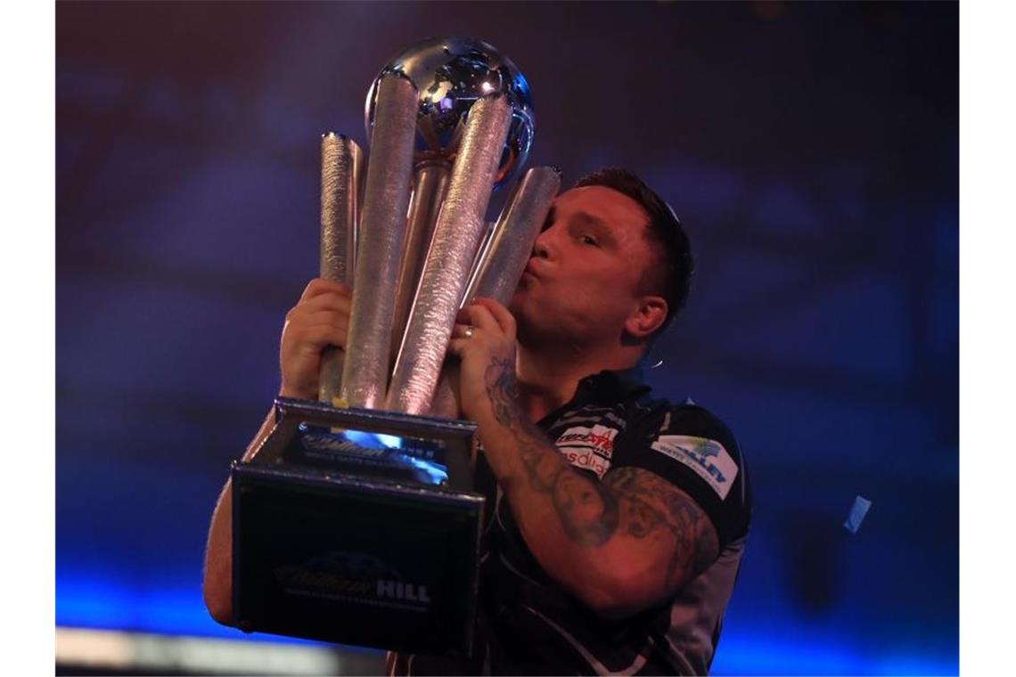 Price gewinnt Darts-WM: Nach Finalsieg auch Nummer eins Gerwyn Price küsst die rund 25 Kilogramm schwere Trophäe. Foto: Adam Davy/PA Wire/dpa