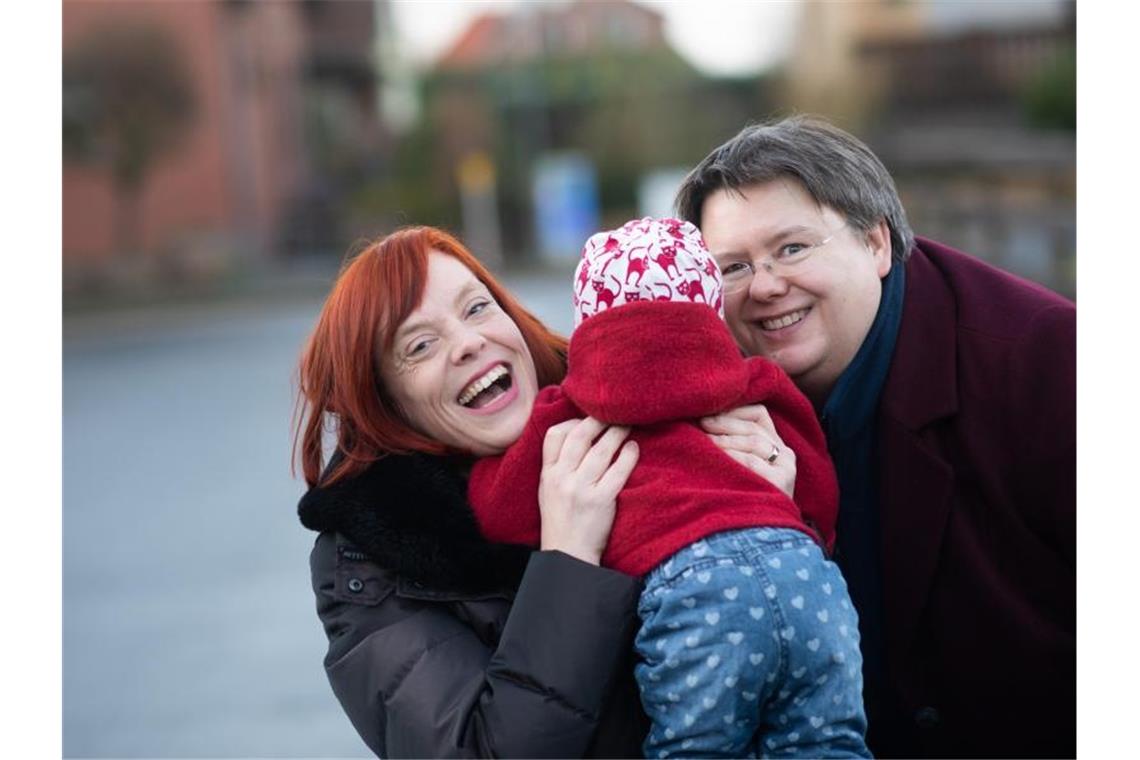 Gesa Teichert-Akkermann (l) und Verena Akkermann mit ihrer Tochter Paula (11 Monate alt). Familie Akkermann will über Familiengerichte eine Gleichstellung mit heterosexuellen Paaren bei der Elternschaft erreichen. Foto: Julian Stratenschulte/dpa