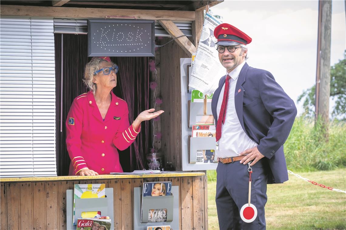 Gleis eins bietet neue Möglichkeiten Gesa Weik als Kioskbesitzerin und Thomas Weber als Bahn-Servicemitarbeiter Christian Schnauffer verkürzen den Reisenden auf Gleis eins die Wartezeit mit Kleinkunst und Kulinarik. Fotos: A. Becher