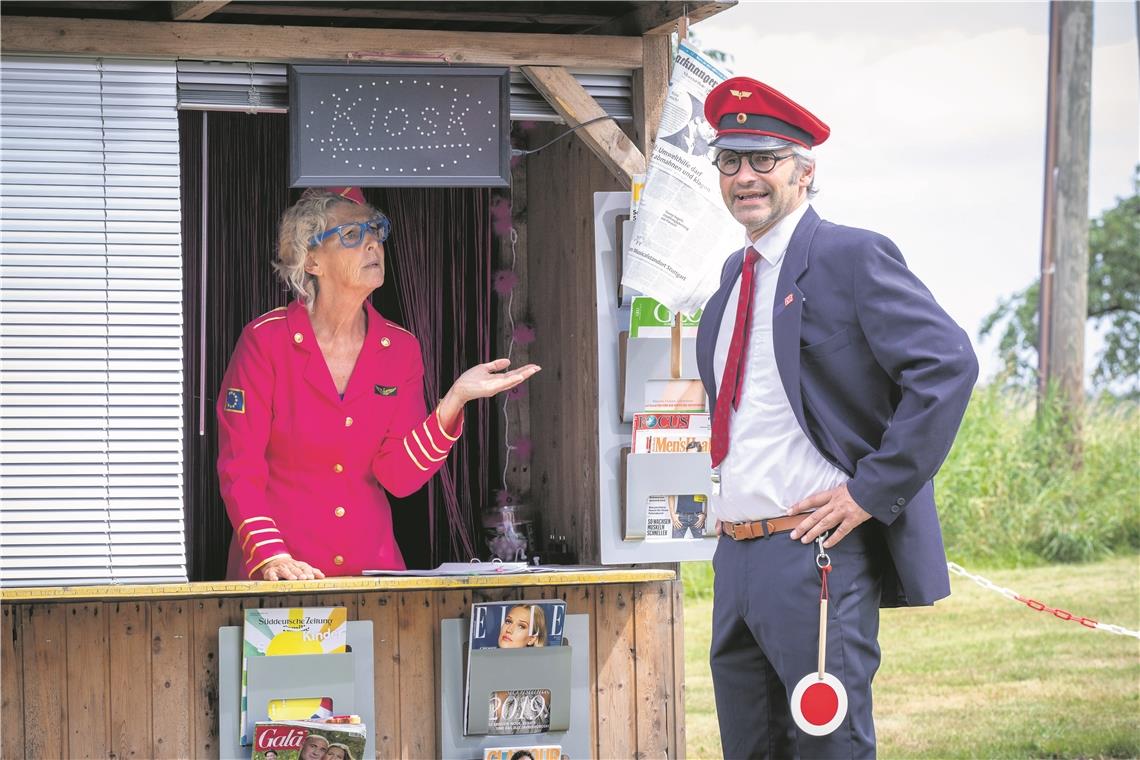 Gesa Weik als Kioskbesitzerin und Thomas Weber als Bahn-Servicemitarbeiter Christian Schnauffer verkürzen den Reisenden auf Gleis eins die Wartezeit mit Kleinkunst und Kulinarik. Fotos: A. Becher