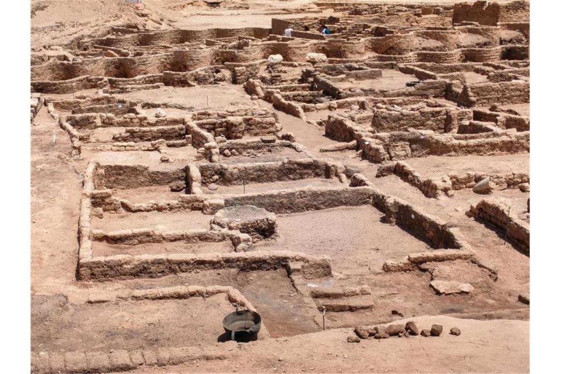 Archäologen finden verlorene Stadt in Ägypten Gesamtansicht der 3000 Jahre alten Ruinen der von ägyptischen Archäologen entdeckten „verlorenen Stadt“ im heutigen Luxor. Foto: STR/dpa
