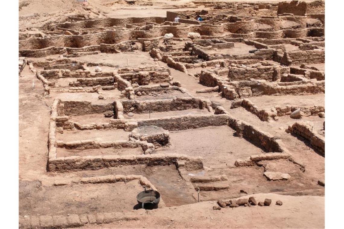 Gesamtansicht der 3000 Jahre alten Ruinen der von ägyptischen Archäologen entdeckten „verlorenen Stadt“ im heutigen Luxor. Foto: STR/dpa