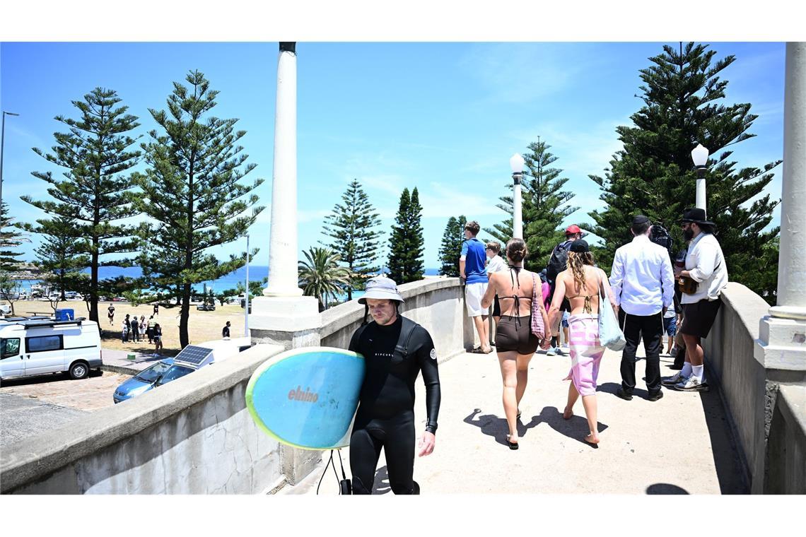 Gesamtansicht des Tatorts am Bondi Beach in Sydney, nachdem der für die Öffentlichkeit zugänglich gemacht wird.